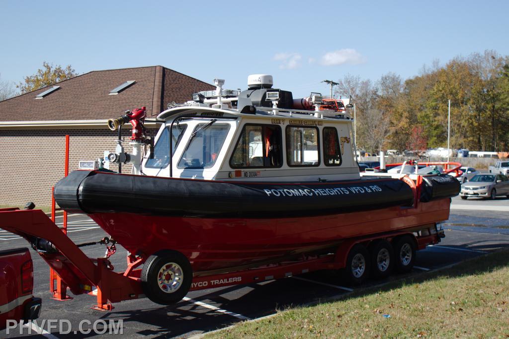 Boat 7: 2010 SeaArk Commander RAM 27ft, 250 GPM Fire / Rescue Boat.